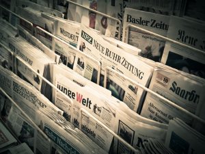 Koran cetak dan media digital berdampingan - Mengenang masa keemasan dan ancaman masa depan bisnis koran cetak.